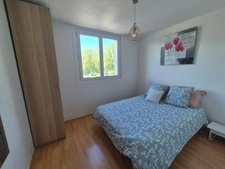 Bright 2-bedroom apartment (53 m²) with balcony and parking - Enjoy peaceful living with mountain views 