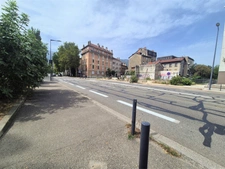 GRENOBLE EUROPOLE / GARE — Studio 30 m² avec balcon et parking sécurisé En étage