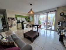 Beau T3 en étage à Grenoble Chorier-Berriat : résidence récente, terrasse ensoleillée, vue montagne et garage inclus.