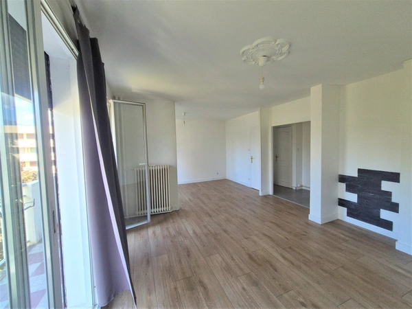 EYBENS – T4 73 m² AVEC VUE SUR LES MONTAGNES, ÉTAGE ÉLEVÉ, BALCON, SEJOUR DOUBLE ET PLACE DE PARKING PRIVATIVE