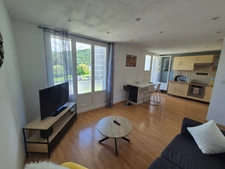 Bright 2-bedroom apartment (53 m²) with balcony and parking - Enjoy peaceful living with mountain views 