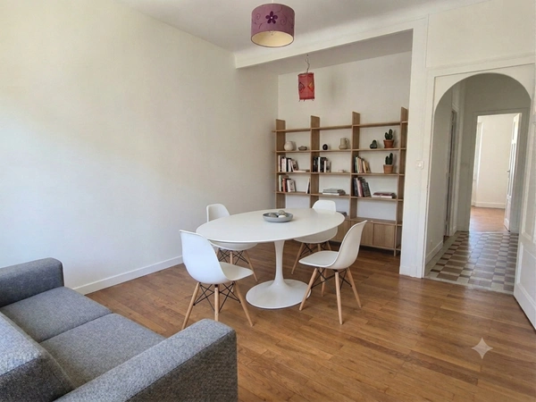 Grenoble/ Rue Joseph Bouchayer T2 lumineux et traversant Nord-Sud de 54 m², en étage, Balcon, Calme, Vue Montagne