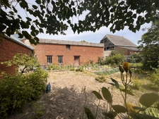 Maison de caractère en briques – 146 m² – Jardin intimiste – Combles aménageables – Centre-ville de Marle