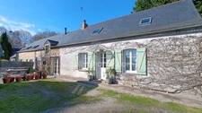 Maison de Charme à Rougé (44) : Vie de Plain-Pied et Jardin Arboré