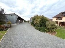 # MÉAUTIS (50) – PROPRIÉTÉ DE CARACTÈRE AVEC PLUS DE 900 M² DE BÂTIMENTS – IDÉALE POUR ENTREPRENEUR