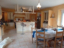 Corps de ferme avec maison rénovée, gîte et nombreuses dépendances sur près de 3 hectares LA HAYE DU PUITS (50)