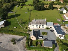 🌿 LES OUBEAUX (14230) – Domaine de charme avec chambres d’hôtes, roulotte et plus de 2,2 hectares