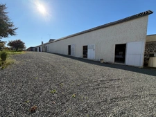 🏡 MAISON DE CARACTÈRE EN PIERRE – 224 m² HABITABLES – 7 CHAMBRES – BOURG – DÉPENDANCES & DOUBLE GARAGE (50)