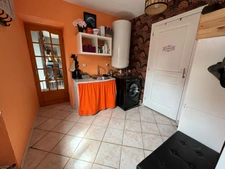 Longère rénovée à vendre à Notre-Dame-de-Cenilly (50) – Terrain de 12 300 m², dépendances et enclos, sans voisin