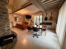 Maison en pierre de caractère – 175 m² habitables – Dépendances 100 m² – LA BARRE DE SEMILLY (50)