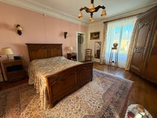 🏡 MAISON DE CARACTÈRE EN PIERRE – 224 m² HABITABLES – 7 CHAMBRES – BOURG – DÉPENDANCES & DOUBLE GARAGE (50)