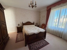 🏡 MAISON DE CARACTÈRE EN PIERRE – 224 m² HABITABLES – 7 CHAMBRES – BOURG – DÉPENDANCES & DOUBLE GARAGE (50)