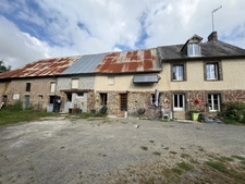 Longère rénovée à vendre à Notre-Dame-de-Cenilly (50) – Terrain de 12 300 m², dépendances et enclos, sans voisin