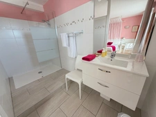 Ensemble immobilier de deux maisons avec activité de chambres d’hôtes – À 150 m de la mer à CREANCES (50)