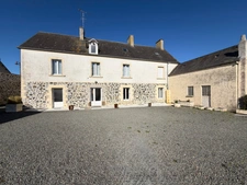 🏡 MAISON DE CARACTÈRE EN PIERRE – 224 m² HABITABLES – 7 CHAMBRES – BOURG – DÉPENDANCES & DOUBLE GARAGE (50)