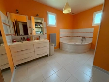 Ensemble immobilier de deux maisons avec activité de chambres d’hôtes – À 150 m de la mer à CREANCES (50)