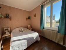 🏡 MAISON DE CARACTÈRE EN PIERRE – 224 m² HABITABLES – 7 CHAMBRES – BOURG – DÉPENDANCES & DOUBLE GARAGE (50)