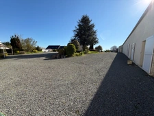 🏡 MAISON DE CARACTÈRE EN PIERRE – 224 m² HABITABLES – 7 CHAMBRES – BOURG – DÉPENDANCES & DOUBLE GARAGE (50)