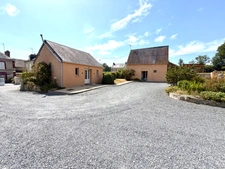 🌿 LES OUBEAUX (14230) – Domaine de charme avec chambres d’hôtes, roulotte et plus de 2,2 hectares