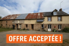 Longère rénovée à vendre à Notre-Dame-de-Cenilly (50) – Terrain de 12 300 m², dépendances et enclos, sans voisin