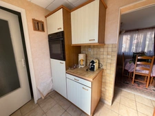🏡 MAISON DE CARACTÈRE EN PIERRE – 224 m² HABITABLES – 7 CHAMBRES – BOURG – DÉPENDANCES & DOUBLE GARAGE (50)