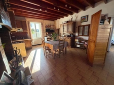 🏡 MAISON DE CARACTÈRE EN PIERRE – 224 m² HABITABLES – 7 CHAMBRES – BOURG – DÉPENDANCES & DOUBLE GARAGE (50)