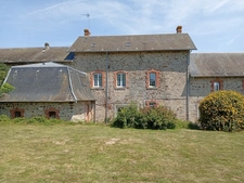 Corps de ferme avec maison rénovée, gîte et nombreuses dépendances sur près de 3 hectares LA HAYE DU PUITS (50)