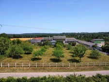 Corps de ferme avec maison rénovée, gîte et nombreuses dépendances sur près de 3 hectares LA HAYE DU PUITS (50)