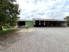 # MÉAUTIS (50) – PROPRIÉTÉ DE CARACTÈRE AVEC PLUS DE 900 M² DE BÂTIMENTS – IDÉALE POUR ENTREPRENEUR