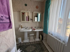 🏡 MAISON DE CARACTÈRE EN PIERRE – 224 m² HABITABLES – 7 CHAMBRES – BOURG – DÉPENDANCES & DOUBLE GARAGE (50)
