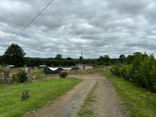 Longère rénovée à vendre à Notre-Dame-de-Cenilly (50) – Terrain de 12 300 m², dépendances et enclos, sans voisin