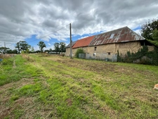 Longère rénovée à vendre à Notre-Dame-de-Cenilly (50) – Terrain de 12 300 m², dépendances et enclos, sans voisin