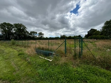 Longère rénovée à vendre à Notre-Dame-de-Cenilly (50) – Terrain de 12 300 m², dépendances et enclos, sans voisin
