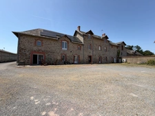 Corps de ferme avec maison rénovée, gîte et nombreuses dépendances sur près de 3 hectares LA HAYE DU PUITS (50)