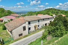 MAISON À RÉNOVER DE 100 M2, TERRAIN DE 965 M2, 3 CHAMBRES, 117 M2 DE DÉPENDANCES, GARAGE, CAVE, FOUR À PAIN, SOURCE