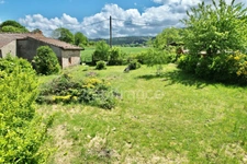 MAISON À RÉNOVER DE 100 M2, TERRAIN DE 965 M2, 3 CHAMBRES, 117 M2 DE DÉPENDANCES, GARAGE, CAVE, FOUR À PAIN, SOURCE