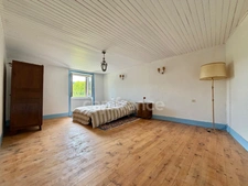 MAISON À RÉNOVER DE 100 M2, TERRAIN DE 965 M2, 3 CHAMBRES, 117 M2 DE DÉPENDANCES, GARAGE, CAVE, FOUR À PAIN, SOURCE