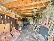 MAISON À RÉNOVER DE 100 M2, TERRAIN DE 965 M2, 3 CHAMBRES, 117 M2 DE DÉPENDANCES, GARAGE, CAVE, FOUR À PAIN, SOURCE