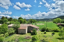 MAISON À RÉNOVER DE 100 M2, TERRAIN DE 965 M2, 3 CHAMBRES, 117 M2 DE DÉPENDANCES, GARAGE, CAVE, FOUR À PAIN, SOURCE
