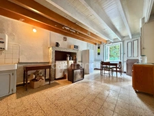MAISON À RÉNOVER DE 100 M2, TERRAIN DE 965 M2, 3 CHAMBRES, 117 M2 DE DÉPENDANCES, GARAGE, CAVE, FOUR À PAIN, SOURCE