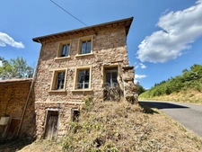 MAISON EN PIERRE MITOYENNE, 142 M2, 235 M2 DE TERRAIN, ENTIÈREMENT À RÉNOVER, CAVES