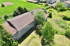 MAISON À RÉNOVER DE 100 M2, TERRAIN DE 965 M2, 3 CHAMBRES, 117 M2 DE DÉPENDANCES, GARAGE, CAVE, FOUR À PAIN, SOURCE