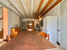 MAISON À RÉNOVER DE 100 M2, TERRAIN DE 965 M2, 3 CHAMBRES, 117 M2 DE DÉPENDANCES, GARAGE, CAVE, FOUR À PAIN, SOURCE