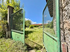 MAISON À RÉNOVER DE 100 M2, TERRAIN DE 965 M2, 3 CHAMBRES, 117 M2 DE DÉPENDANCES, GARAGE, CAVE, FOUR À PAIN, SOURCE