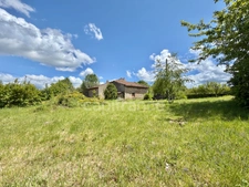 MAISON À RÉNOVER DE 100 M2, TERRAIN DE 965 M2, 3 CHAMBRES, 117 M2 DE DÉPENDANCES, GARAGE, CAVE, FOUR À PAIN, SOURCE