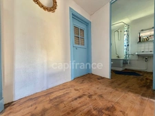 MAISON À RÉNOVER DE 100 M2, TERRAIN DE 965 M2, 3 CHAMBRES, 117 M2 DE DÉPENDANCES, GARAGE, CAVE, FOUR À PAIN, SOURCE