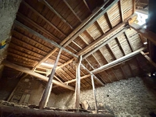 MAISON À RÉNOVER DE 100 M2, TERRAIN DE 965 M2, 3 CHAMBRES, 117 M2 DE DÉPENDANCES, GARAGE, CAVE, FOUR À PAIN, SOURCE
