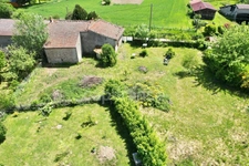 MAISON À RÉNOVER DE 100 M2, TERRAIN DE 965 M2, 3 CHAMBRES, 117 M2 DE DÉPENDANCES, GARAGE, CAVE, FOUR À PAIN, SOURCE