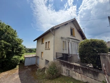 MAISON DE 75 M2 À RÉNOVER, TERRAIN CLOS DE 422 M2, 2 CHAMBRES, TOITURE DE 2024, GARAGE, TOUT-À-L'ÉGOUT