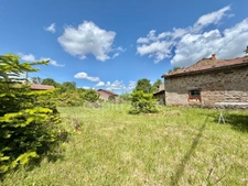 MAISON À RÉNOVER DE 100 M2, TERRAIN DE 965 M2, 3 CHAMBRES, 117 M2 DE DÉPENDANCES, GARAGE, CAVE, FOUR À PAIN, SOURCE